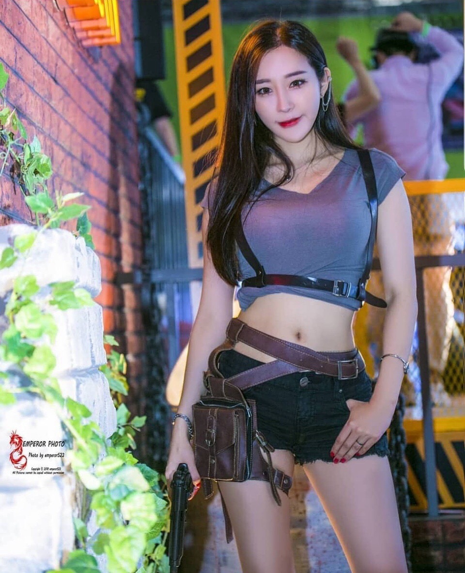 迷上武装少女，紧身背心短裤嫩模全幅武装COS美照  第6张