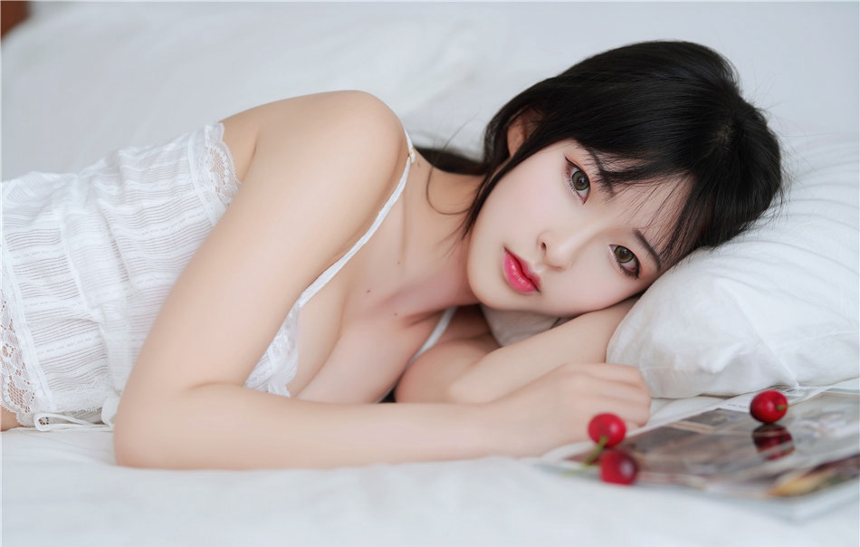 性感又美丽的甜美女孩居家床上写真图片集  第6张