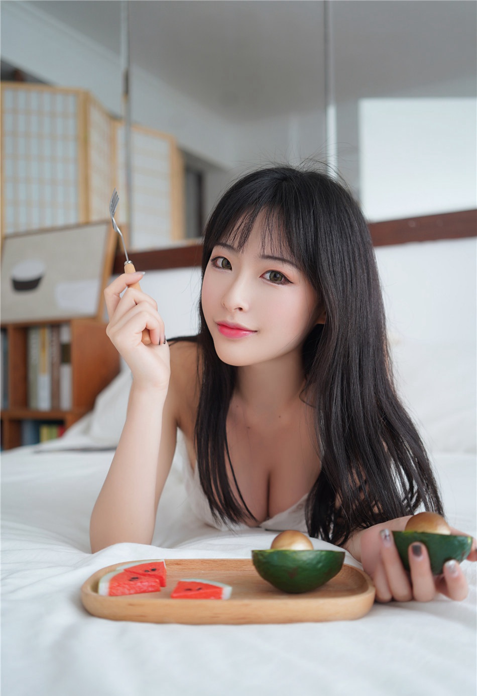 性感又美丽的甜美女孩居家床上写真图片集  第14张