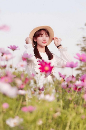 诱人小娇妻花海甜美美女摄影写真