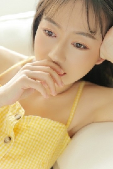 长发美女吊带香肩美乳甜美白嫩性感写真