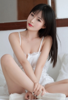 性感又美丽的甜美女孩居家床上写真图片集